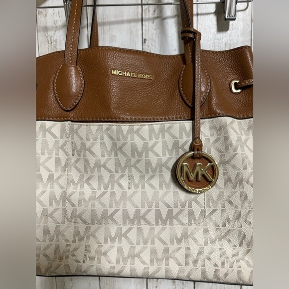 Michael Kors Marina North South Large Drawstring Tote - Picture 3 of 10